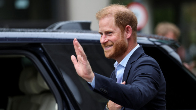 Príncipe Harry aparece de surpresa em Kyiv e promete apoiar militares 