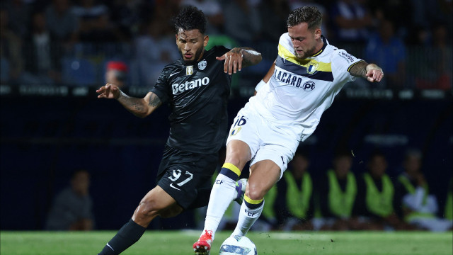 Sporting 'derruba' muralha famalicense e persegue líder FC Porto