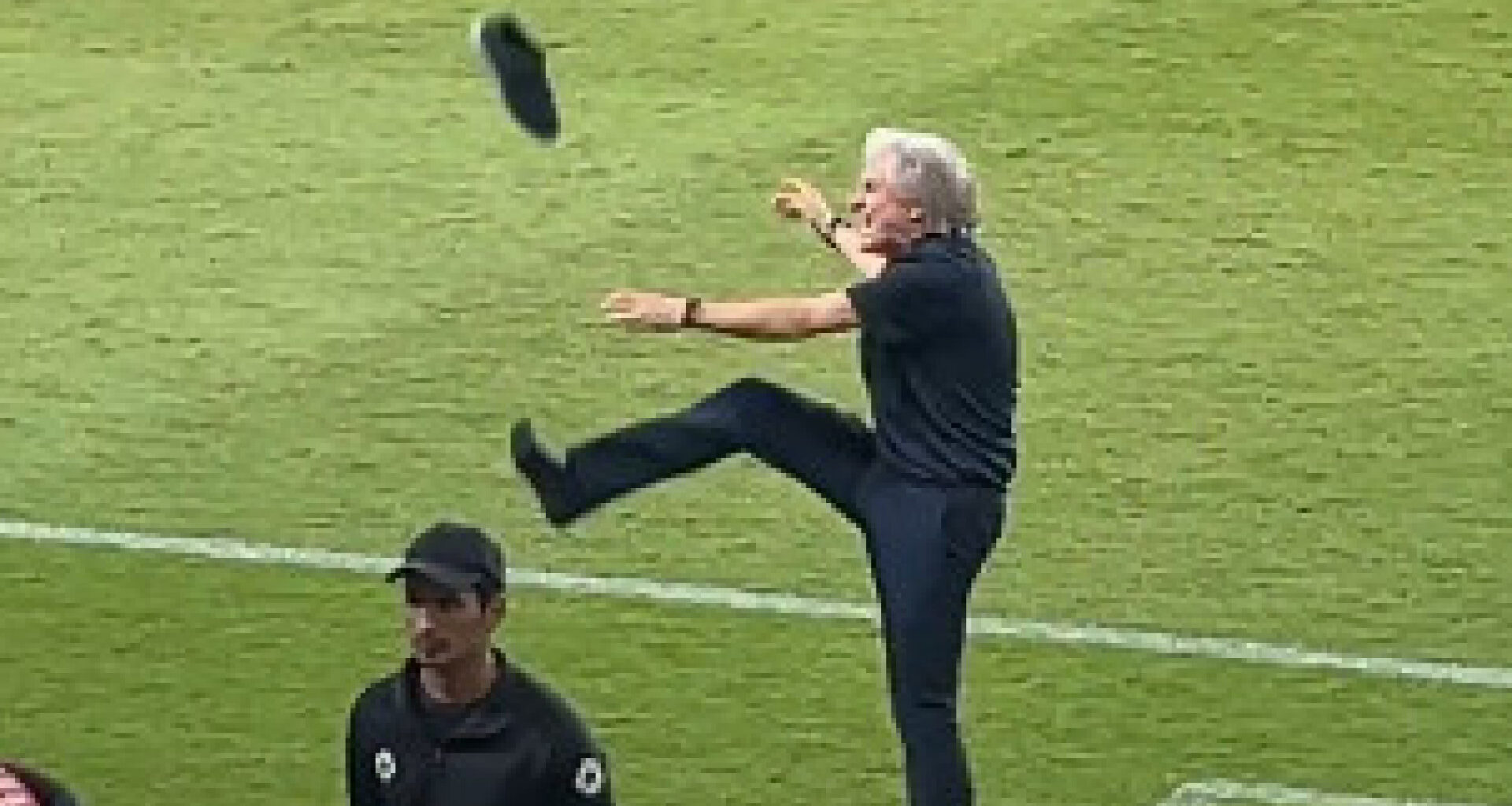 Al Nassr goleia, mas Jorge Jesus perde a cabeça até um sapato 'voa'