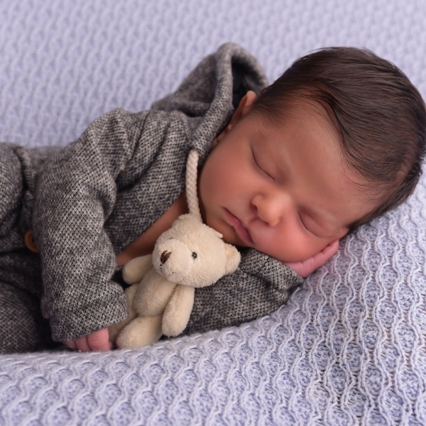 Nathalia Valente mostra o rosto do filho