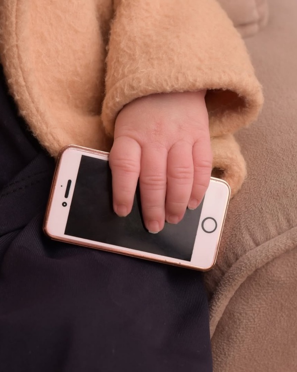 Nathalia Valente mostra o rosto do filho 