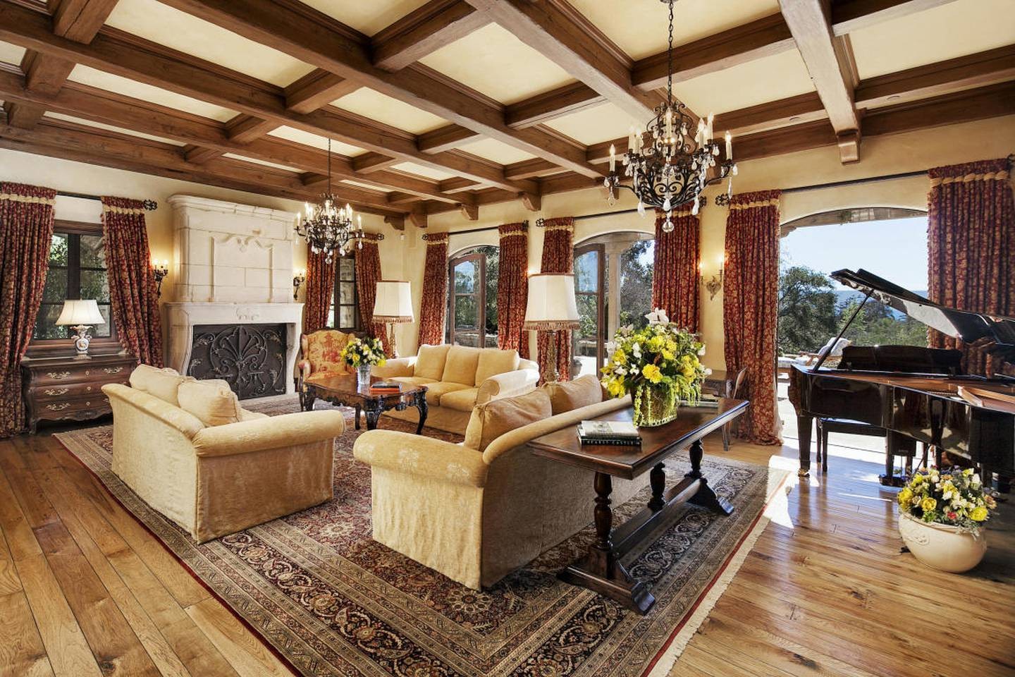 A sala, com piano e lareira — Foto: Divulgação