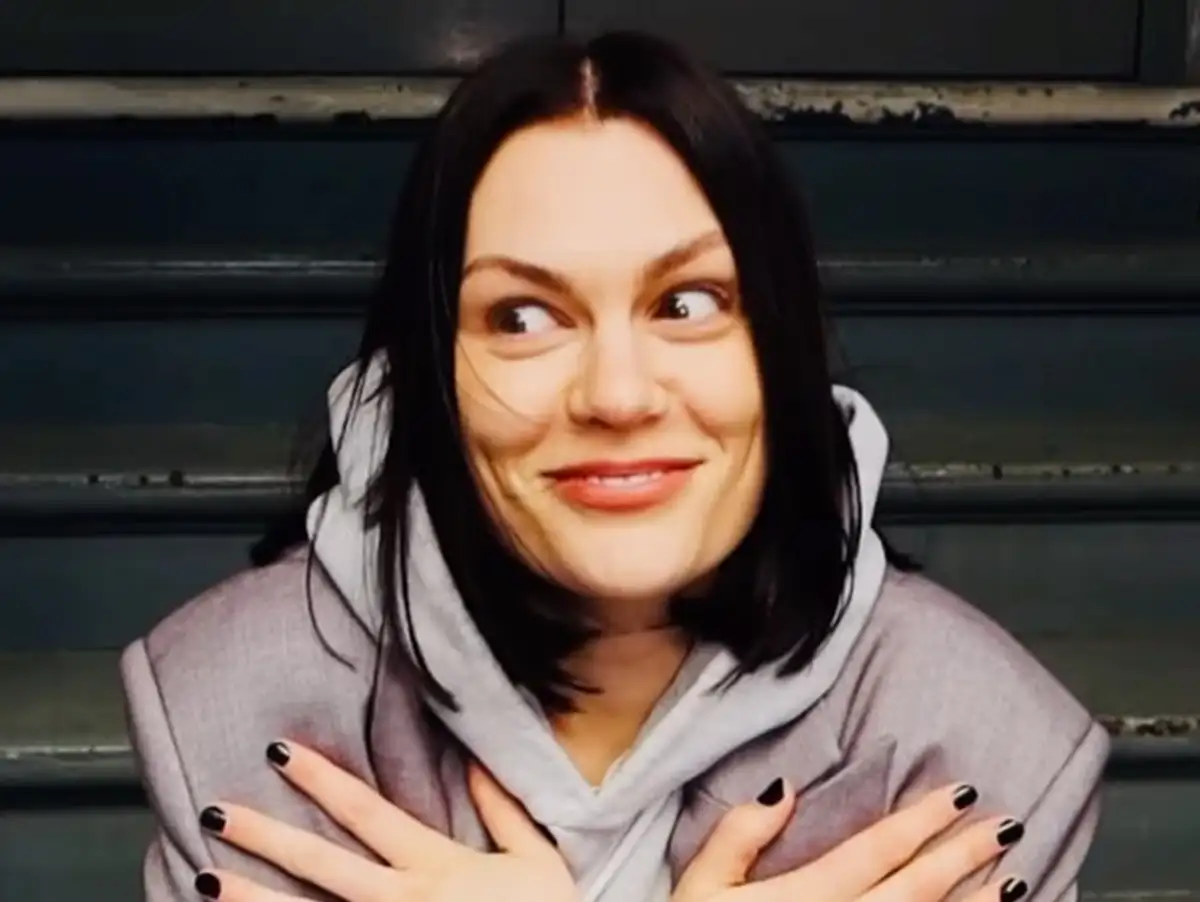 "Nicki Minaj e Ariana Grande nunca me chamaram pra cantar ['Bang Bang'] com elas", reclama Jessie J