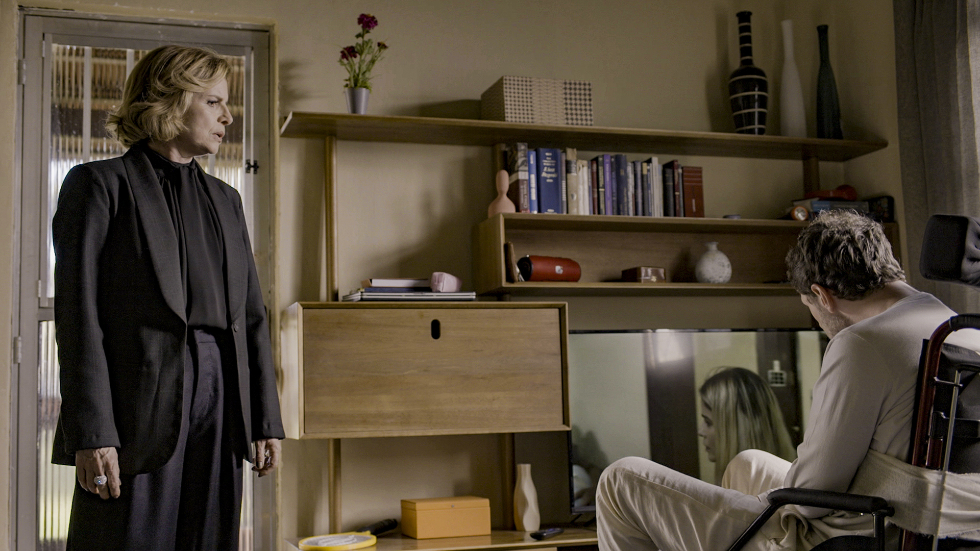 Odete Roitman (Debora Bloch) e Leonardo (Guilherme Magon) na novela Vale Tudo - Foto: Globo / Divulgação