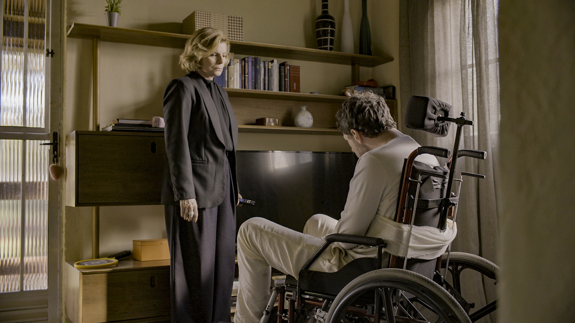 Odete Roitman (Debora Bloch) e Leonardo (Guilherme Magon) na novela Vale Tudo - Foto: Globo / Divulgação