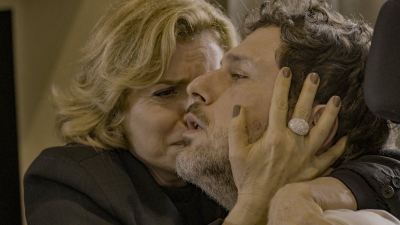 Odete abraça Leonardo em cena inesperada. Saiba como será