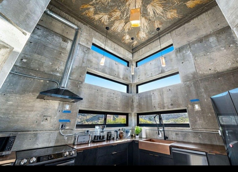 Por dentro da Casa Concreto, avaliada em R$ 8,5 milhões, em deserto na Califórnia Jaclyn Mahar/DivulgaçãoPor dentro da Casa Concreto, avaliada em R$ 8,5 milhões, em deserto na Califórnia — Foto: Jaclyn Mahar/Divulgação