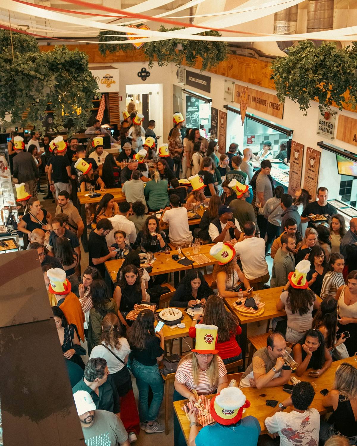 pessoas no beerfest no mercado de algés
