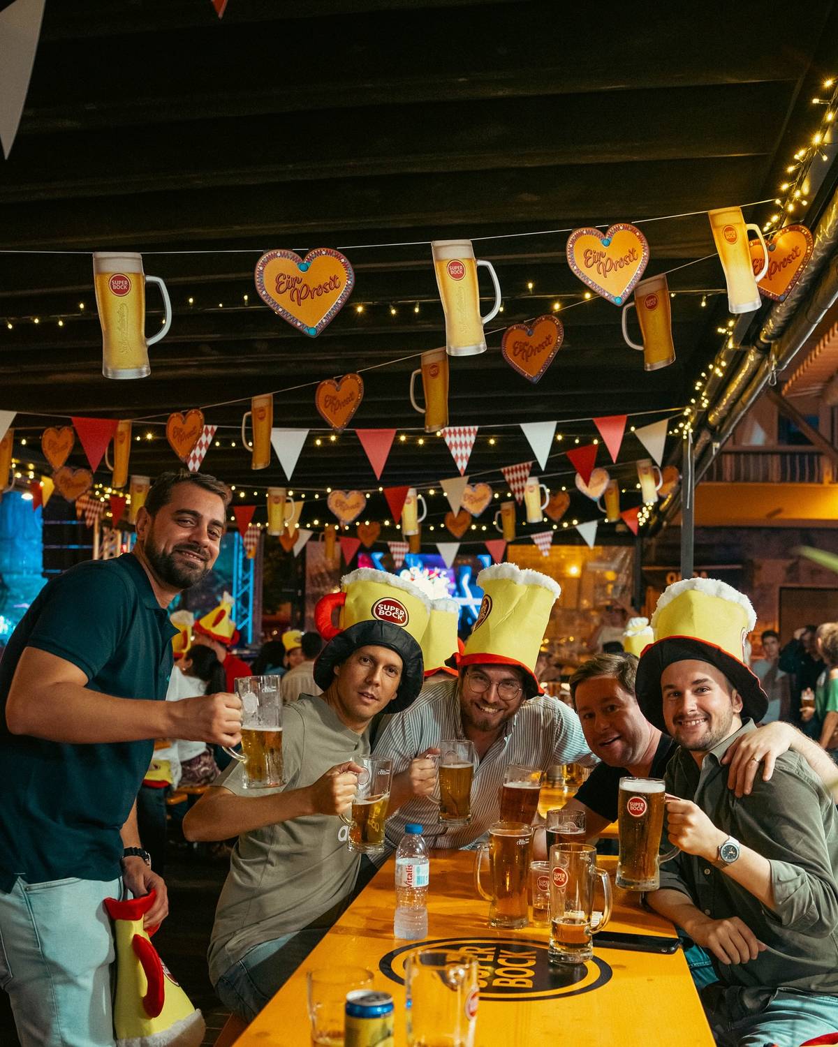 grupo de amigos no beerfest no mercado de algés