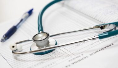 A judicialização da saúde é entendida como o fenômeno crescente de ações judiciais contra o Estado, que pedem o fornecimento de tratamentos médicos