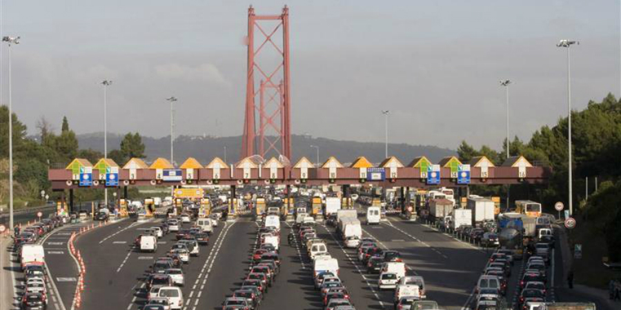 Acidentes na 25 abril e Vasco da Gama condicionam trânsito numa tarde muito complicada em Lisboa