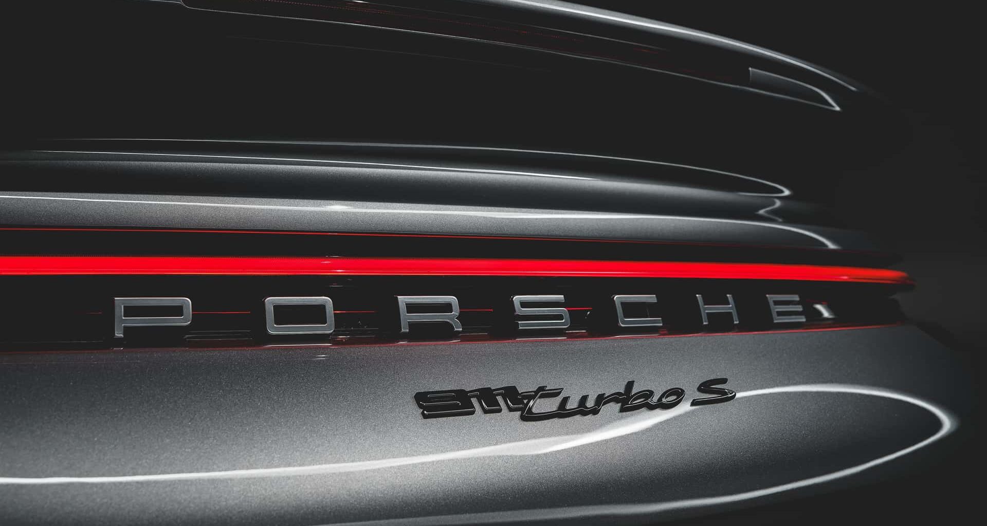 Porsche 911 Turbo S 2026 aparece em teaser e pode ser híbrido