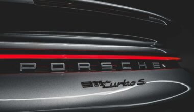 Porsche 911 Turbo S 2026 aparece em teaser e pode ser híbrido