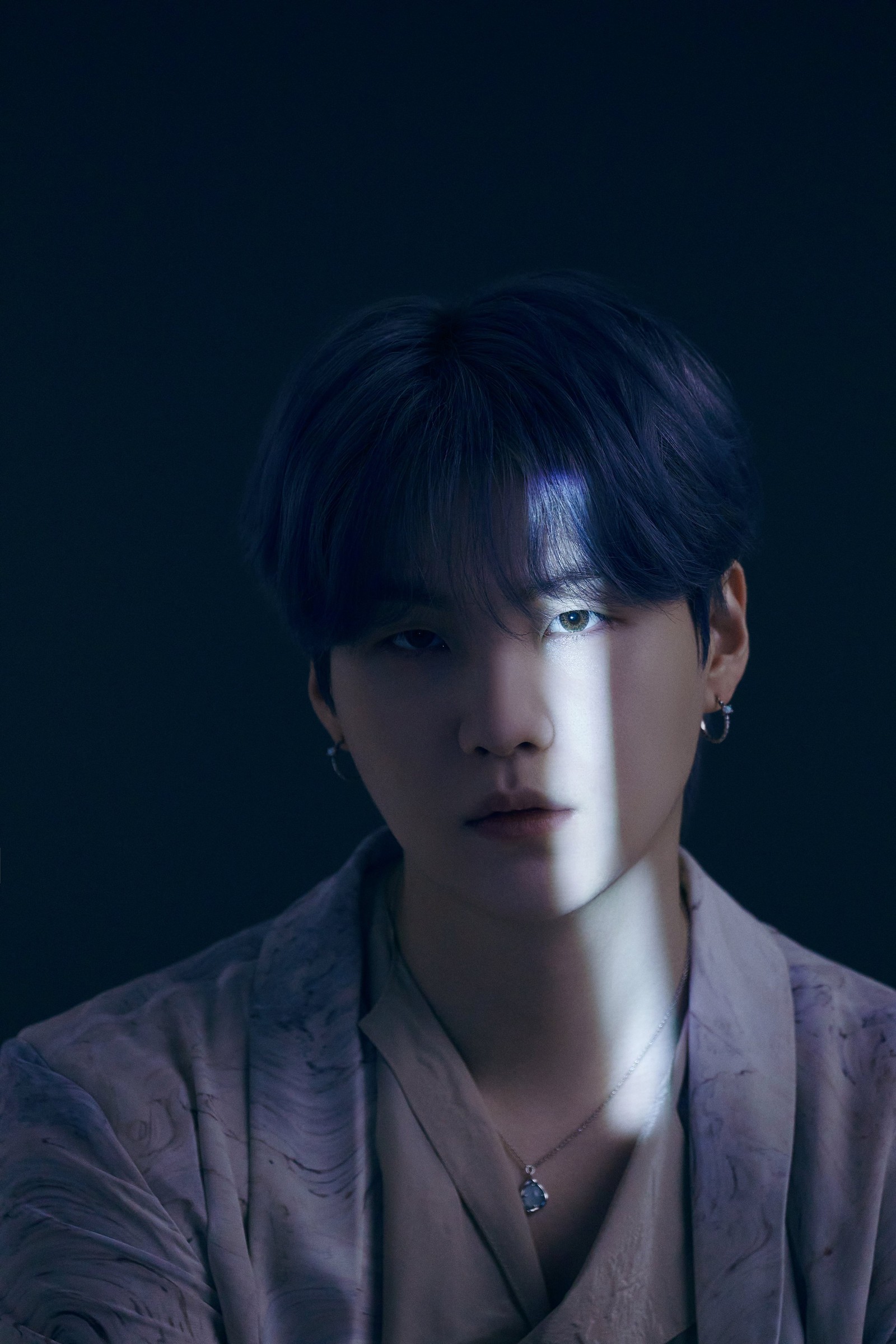 Suga, do BTS, em foto conceitual do álbum antológico 'Proof' — Foto: Divulgação / Big Hit Music