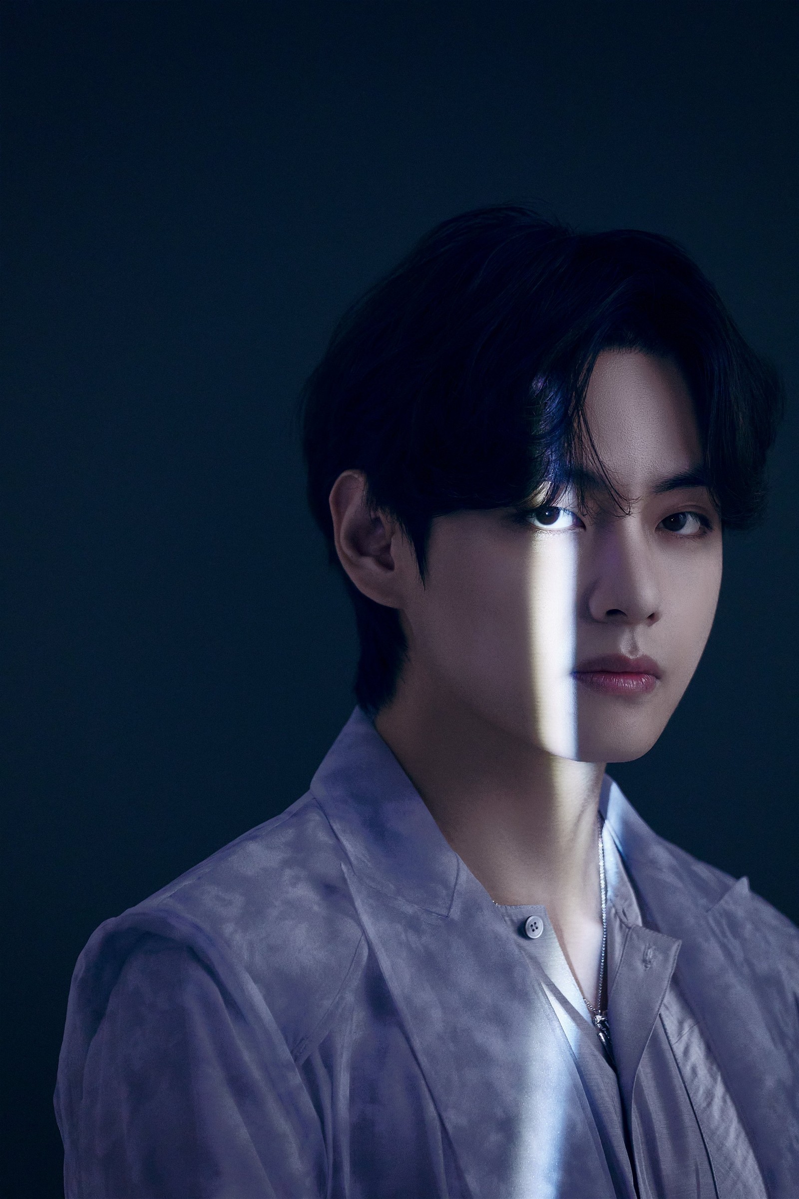 V, do BTS, em foto conceitual do álbum antológico 'Proof' — Foto: Divulgação / Big Hit Music