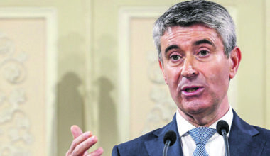 Carneiro desafia Montenegro a fazer aumento permanente das pensões mais baixas