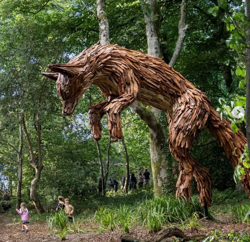 Escultura de raposa de 6 metros é feita com madeira de uma árvore centenária derrubada por uma tempestade