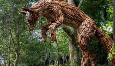 Escultura de raposa de 6 metros é feita com madeira de uma árvore centenária derrubada por uma tempestade