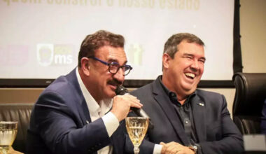 Ratinho ao lado do governador Eduardo Riedel, em evento na Assomasul ontem (Foto: Henrique Kawaminami/Campo Grande News)