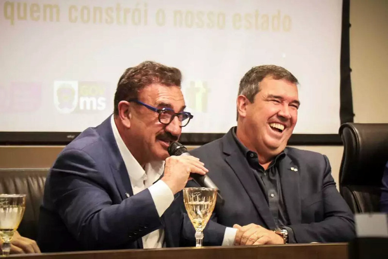 Ratinho ao lado do governador Eduardo Riedel, em evento na Assomasul ontem (Foto: Henrique Kawaminami/Campo Grande News)