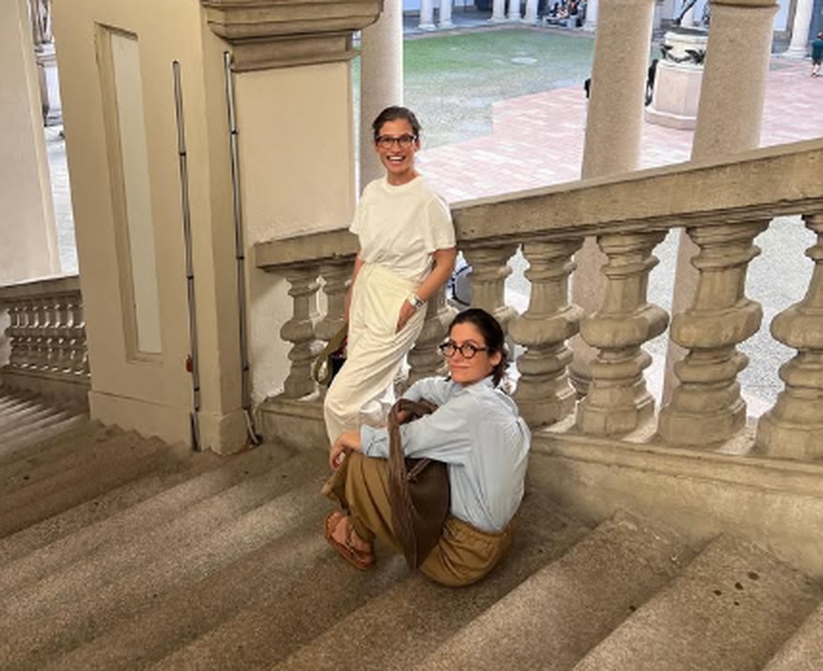 Renata Vasconcellos posta foto com a irmã gêmea em viagem e confunde seguidores: 'Quem é quem?'