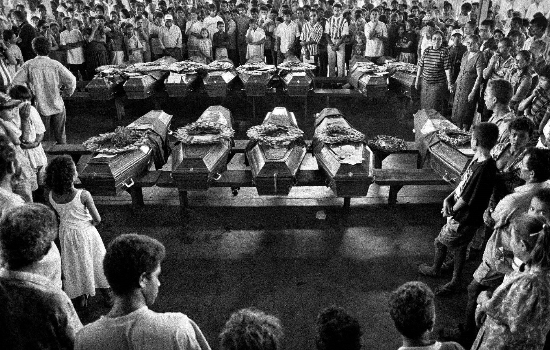Corpos de camponeses assassinados são velados em Curionópolis, no Pará, em 1996 -Sebastião Salgado