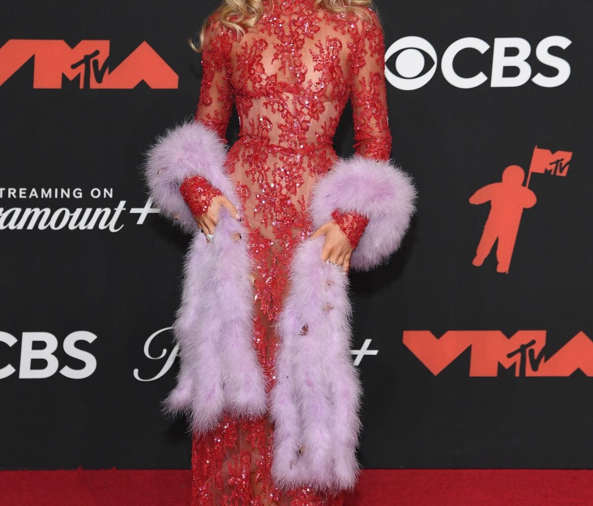 Sabrina Carpenter escolhe look vermelho para o VMA