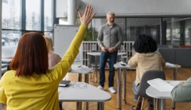 Estudante na sala de aula com o braço levantado