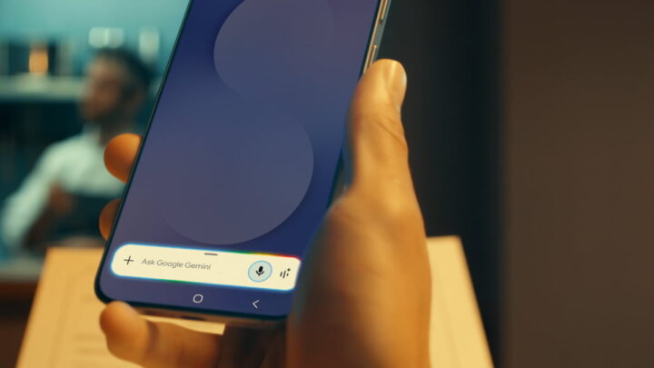 Samsung Galaxy S25 FE com o Gemini Live