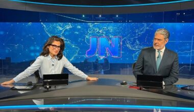 Antes de anunciar saída do 'Jornal Nacional', Bonner fez piada na web com troca de cadeira com Renata Vasconcellos