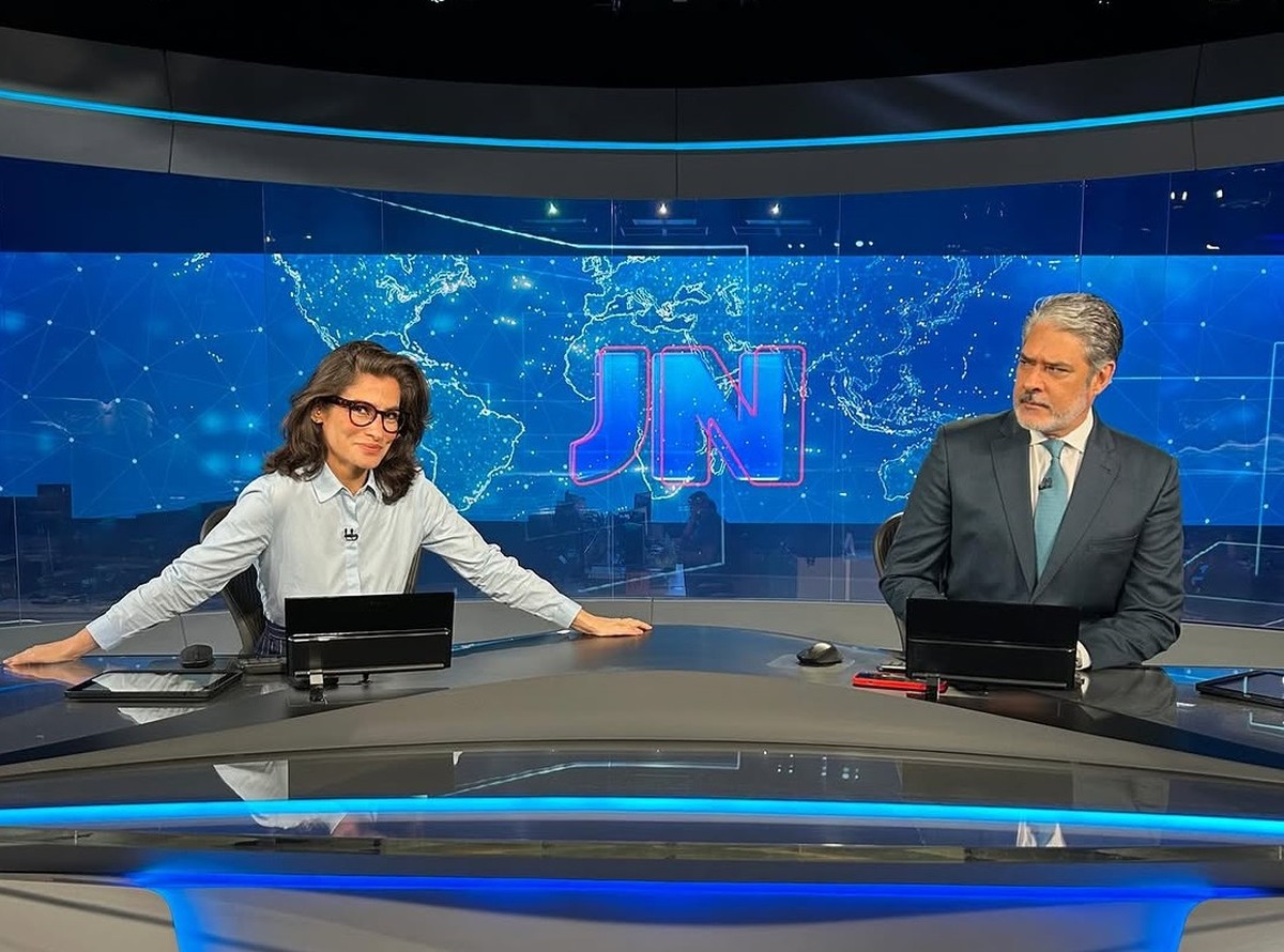 Antes de anunciar saída do 'Jornal Nacional', Bonner fez piada na web com troca de cadeira com Renata Vasconcellos