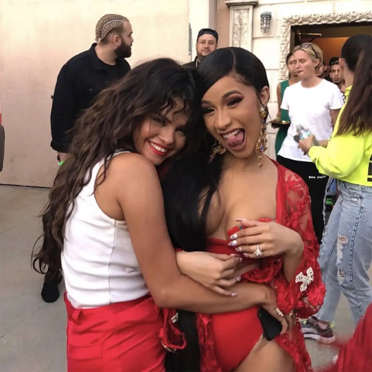 "Selena Gomez é bilionária e, se você a chama para algo, ela não hesita", diz Cardi B