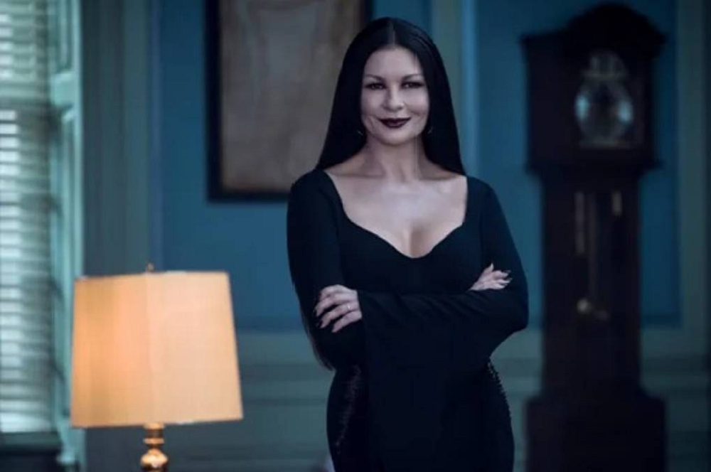 Atriz de ‘Wandinha’, Catherine Zeta-Jones faz comentário sobre fã de 12 anos e é criticada