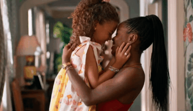 Sofia (Elis Cabral) e Leo (Clara Moneke) em