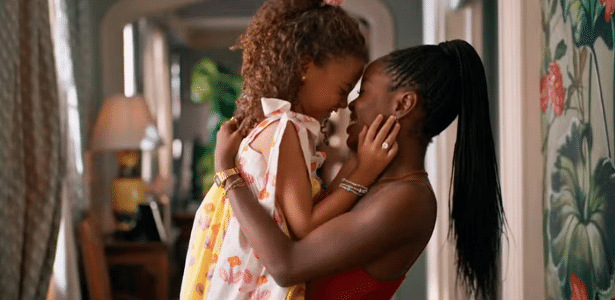 Sofia (Elis Cabral) e Leo (Clara Moneke) em
