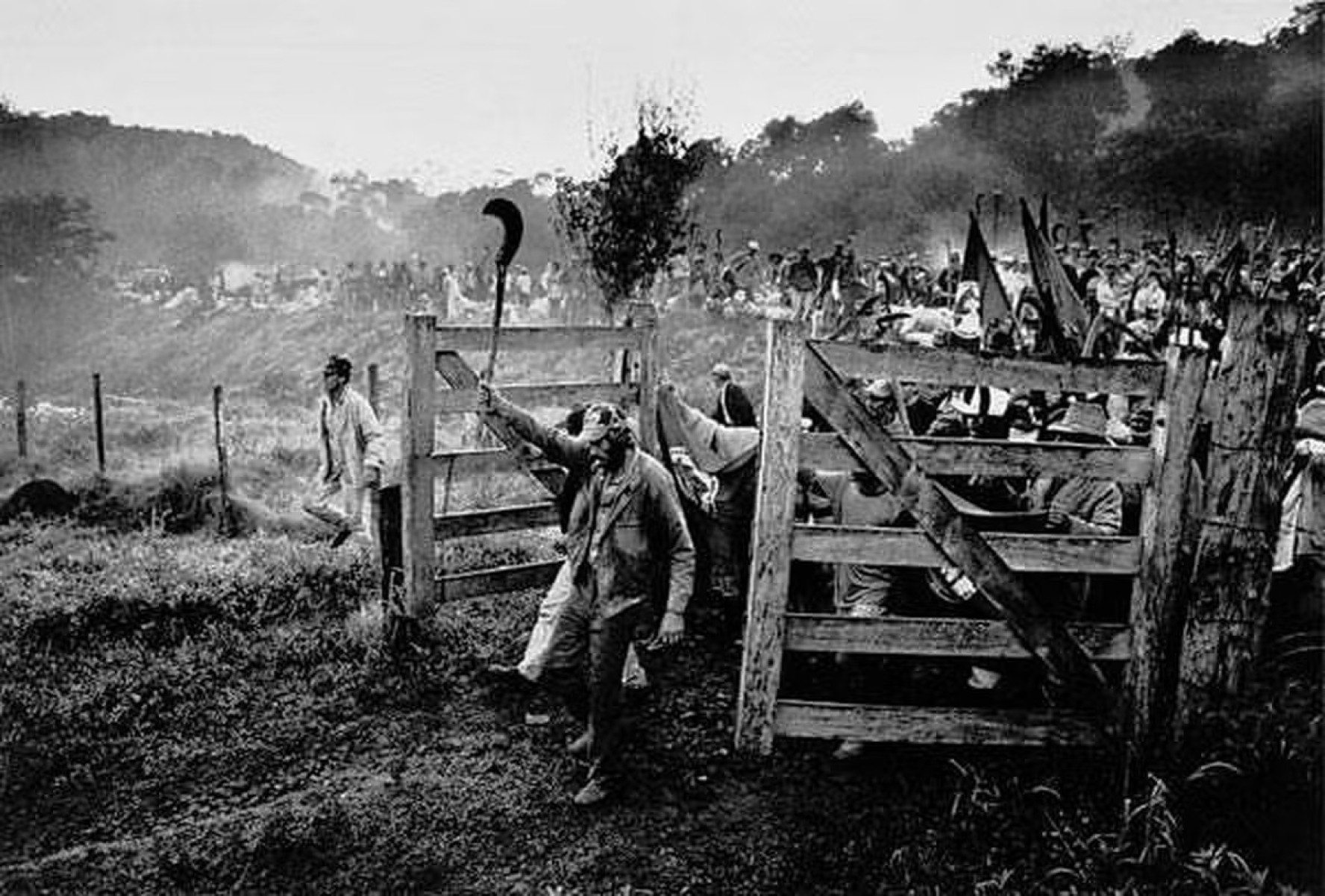 Integrantes do Movimento dos Trabalhadores Rurais Sem Terra em ação no Paraná, em 1996-Sebastião Salgado