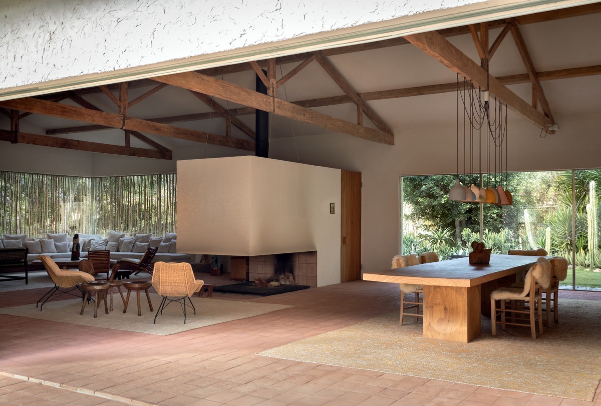 Construção rural vira casa de campo com referências multiculturais | Casas