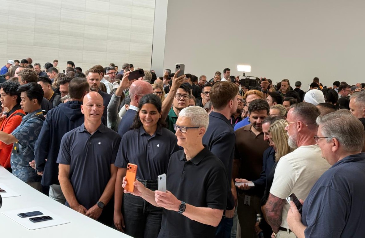 O CEO da Apple, Tim Cook, exibe os novos iPhone 17 e iPhone 17 Pro — Foto: Bruno Rosa