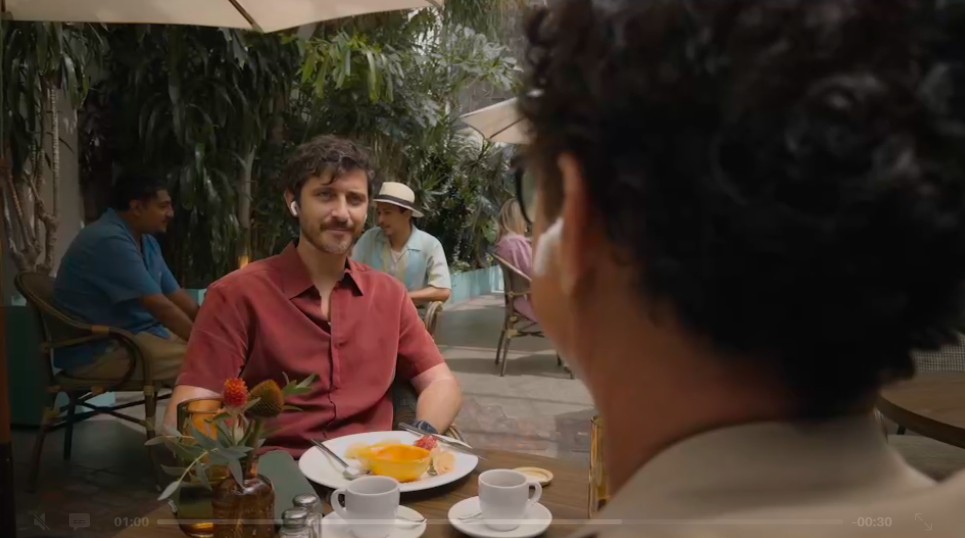 Apresentação do novo AirPods traz, pela primeira vez, cena falada em português. Entenda — Foto: Reprodução/Apple