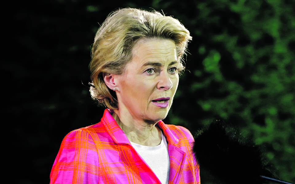 Von der Leyen calça luvas de boxe