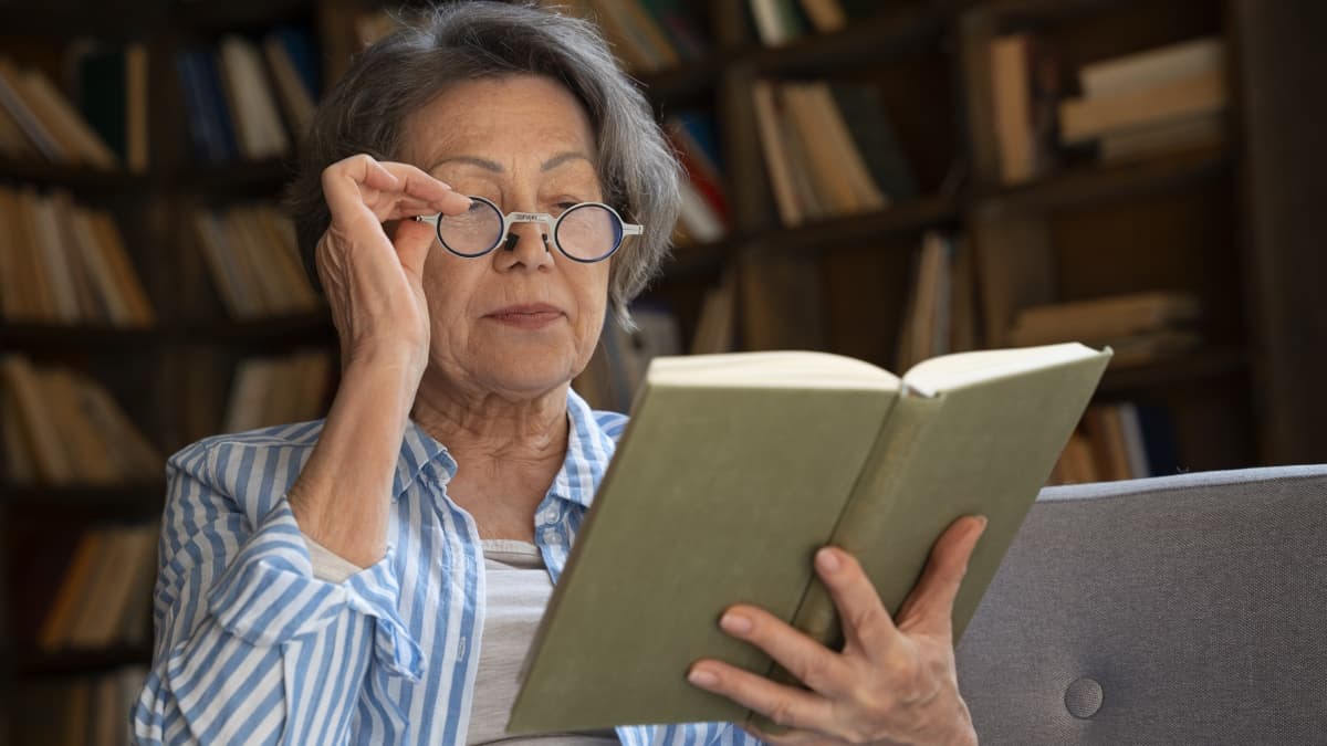Adeus, óculos bifocais! Estes óculos alternam entre a visão ao perto e ao longe com um toque
