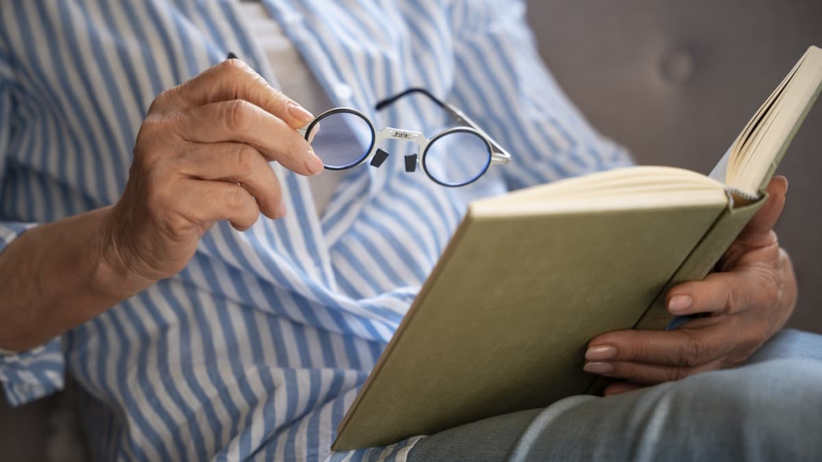 E se pudesse trocar os seus óculos de leitura por umas gotas?