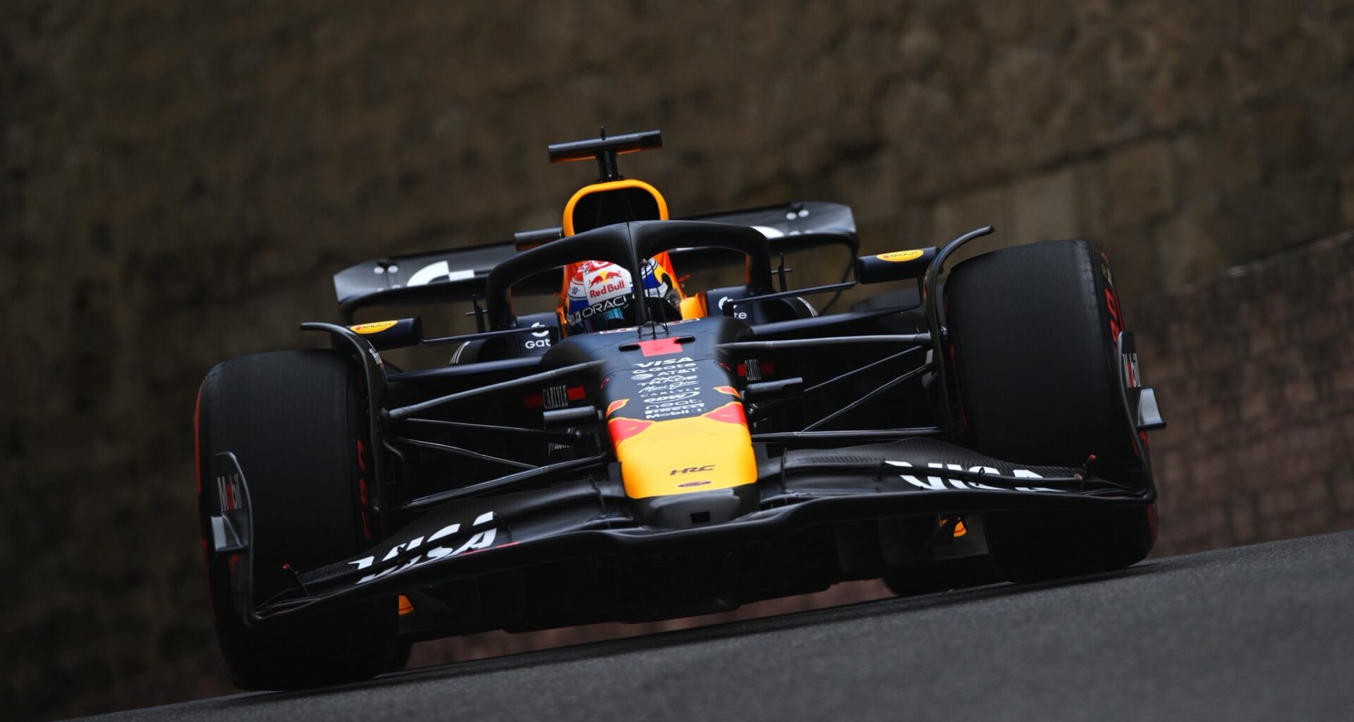 GP do Azerbaijão: Pole para Verstappen, Sainz e Lawson no pódio, após 6 interrupções