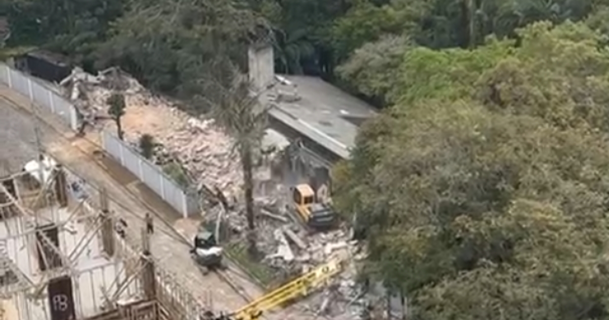 Casa projetada por famoso arquiteto Hans Broos é demolida em Blumenau