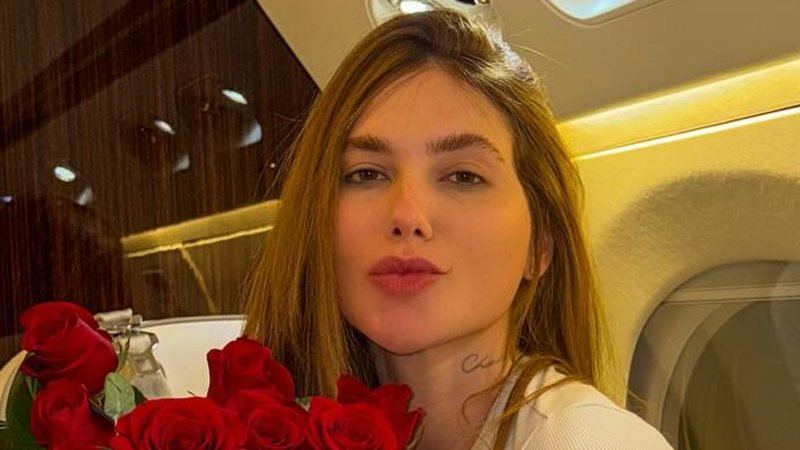 Virginia Fonseca ganha buquê de flores após curtir viagem com Vini Jr