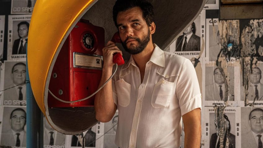 Na imagem acima, o ator Wagner Moura no filme "O Agente Secreto"