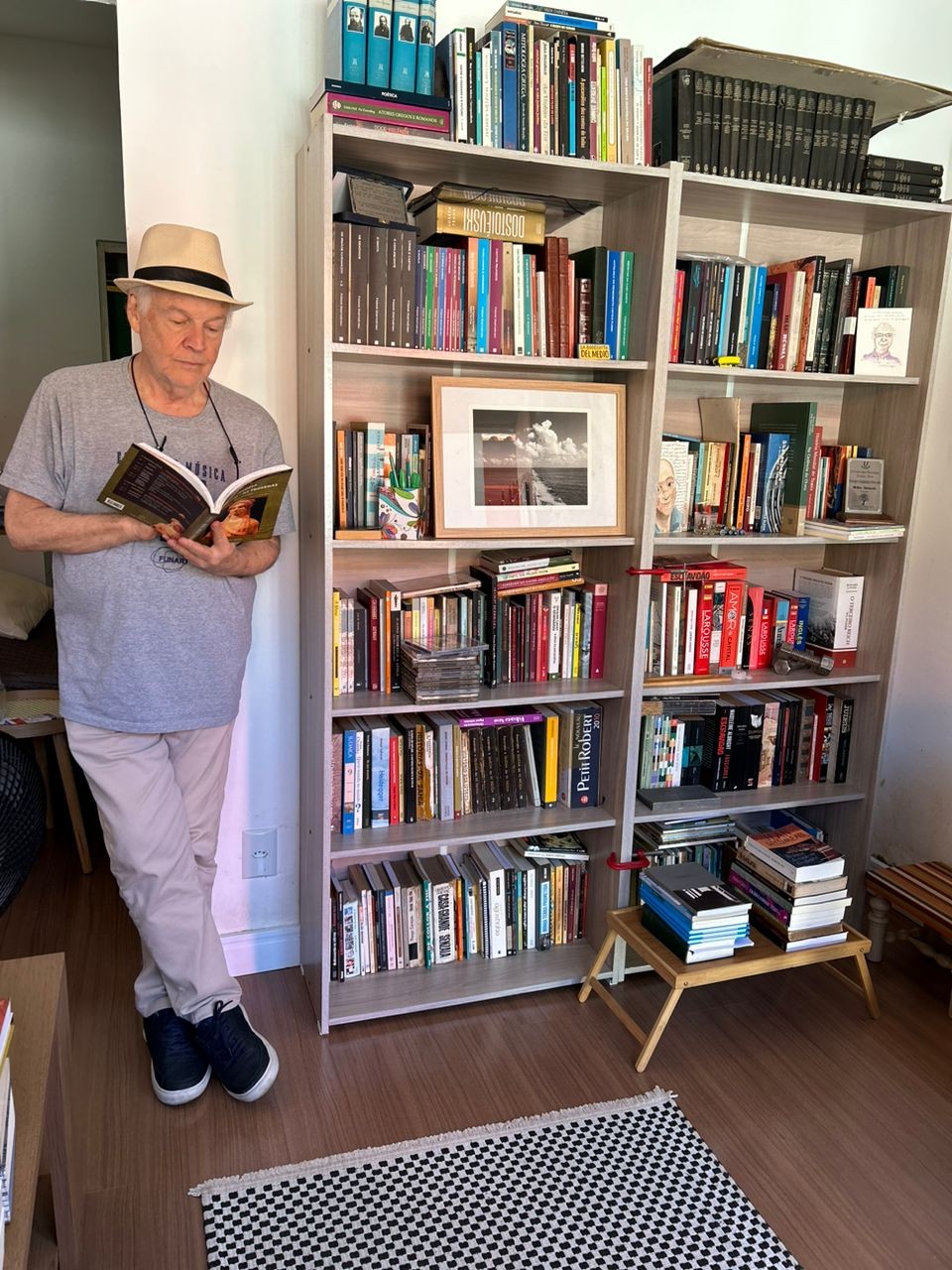 Jaime Leibovitch em sua biblioteca — Foto: Arquivo pessoal