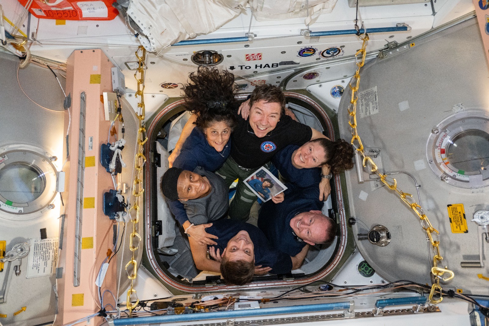 Astronautas da NASA se reúnem dentro da nave Cygnus para uma foto, em julho de 2024 — Foto: NASA/Divulgação