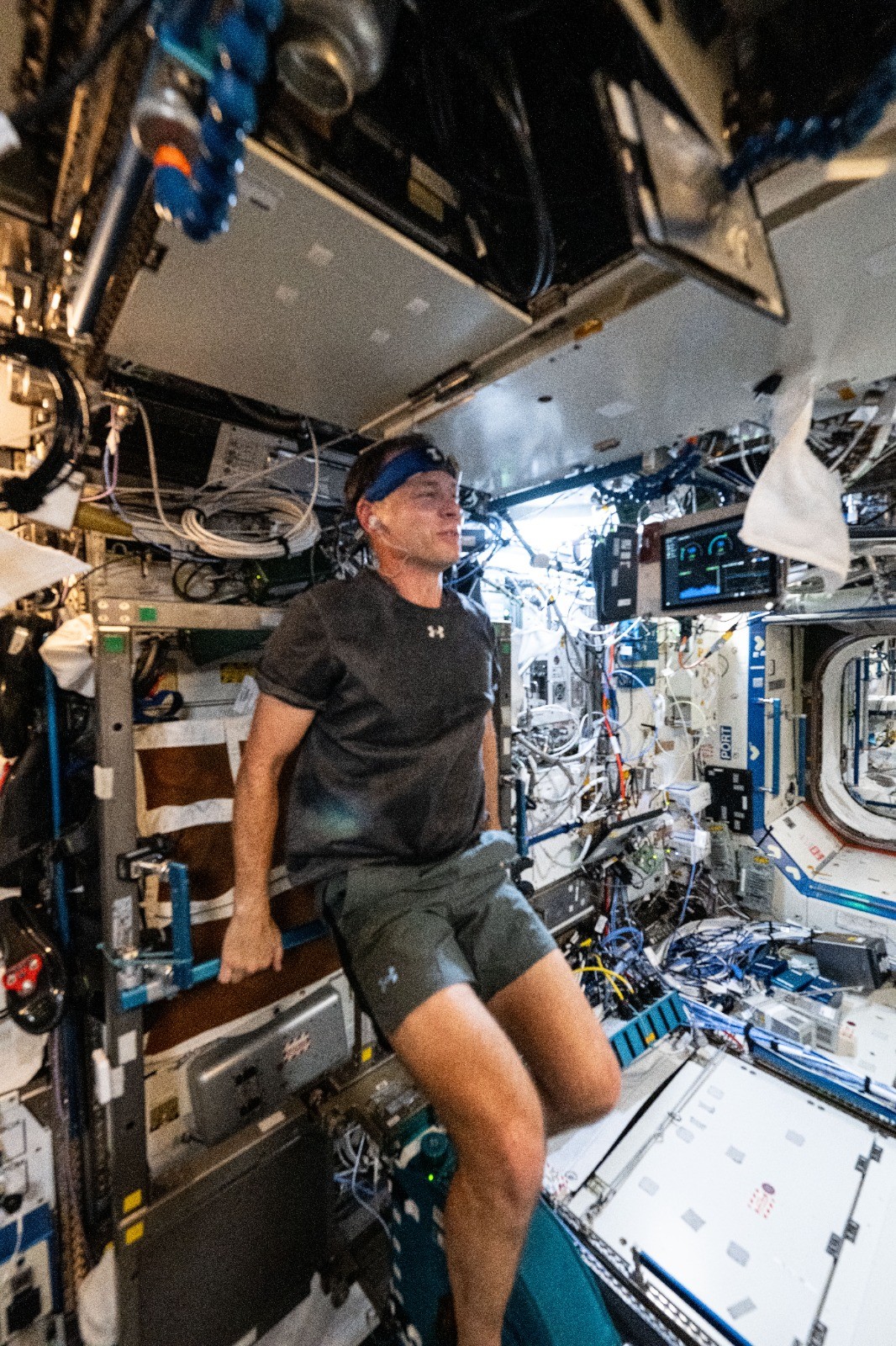Nick Hague se exercita usando o T-mini, uma faixa de cabeça com um termossensor que monitora a temperatura corporal — Foto: NASA/Divulgação