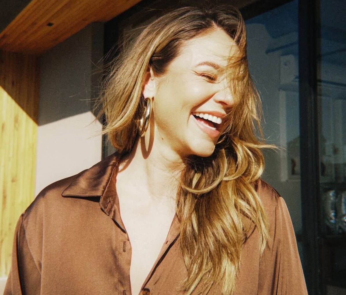 Paolla Oliveira abre álbum do mês de agosto